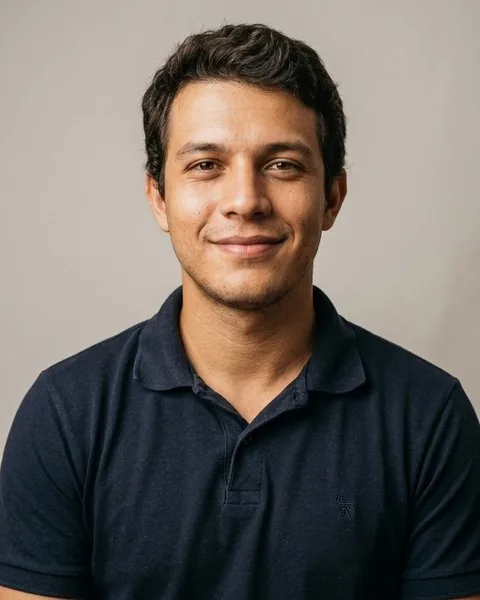 Rafael, primeiro amor da Helena, de camisa polo azul-marinho, personagem fictícia criada com inteligência artificial